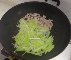 炒变色后分一边，把莴笋丝倒入翻炒