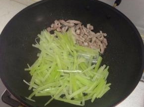 炒变色后分一边，把莴笋丝倒入翻炒