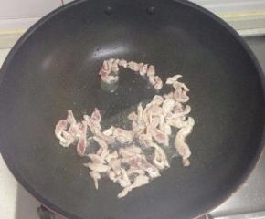 锅里倒入凉油，加入切好的肉丝翻炒