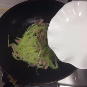 翻炒至微至软，加少许水份。