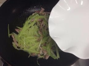 翻炒至微至软，加少许水份。