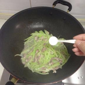 煮一小会，加少许盐调味即可出锅。