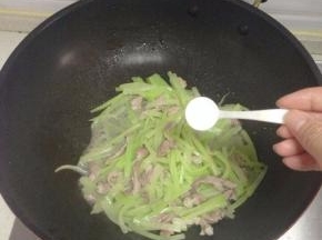 煮一小会，加少许盐调味即可出锅。