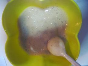 香蕉去皮，放料理机打成泥（或者用勺子碾成泥状）；