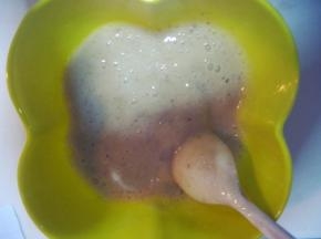 香蕉去皮，放料理机打成泥（或者用勺子碾成泥状）；