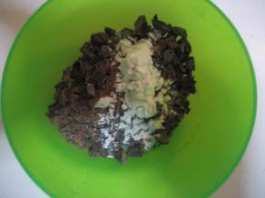 黑巧克力切小碎块，撒少许面粉抓匀（这么做可以防止烤制时巧克力沉底）；