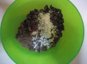 黑巧克力切小碎块，撒少许面粉抓匀（这么做可以防止烤制时巧克力沉底）；