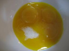 蛋黄加入砂糖搅拌均匀；