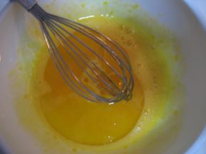 加入色拉油搅拌均匀；