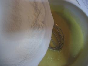 加入筛过三遍的低粉；