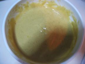 将面粉与蛋黄糊翻拌至面粉无颗粒；