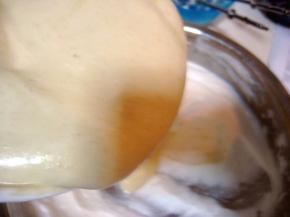 将步骤9倒入剩余的蛋白中翻拌均匀；