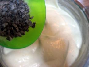 将黑巧克力倒入步骤10中；