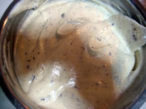 把黑巧克力与蛋白面糊拌匀；