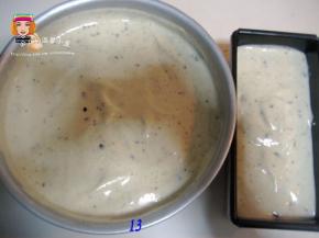 拌好的蛋糕糊倒入模具中，拿起模具在案板上轻磕几下，震出面糊中的气泡；
烤箱预热140度，中层，烤50分钟。接着转150度继续烤10分钟。取出蛋糕立即倒扣在烤网上，
    蛋糕彻底凉透后脱模。