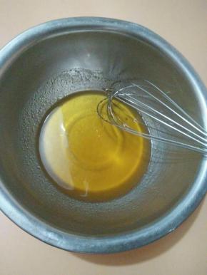 将转化糖浆和玉米油充分搅拌均匀至乳化状态。