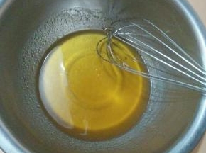 将转化糖浆和玉米油充分搅拌均匀至乳化状态。