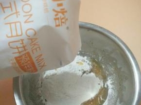 预留10克预拌粉，剩余部分加入到糖浆中拌匀成团，依面团的软硬程度筛入10克的预拌粉，静置20分钟。