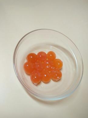 将蛋黄泡酒10分钟除腥。