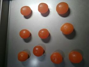 放入烤盘，预热烤箱90度，上下火烤制10分钟