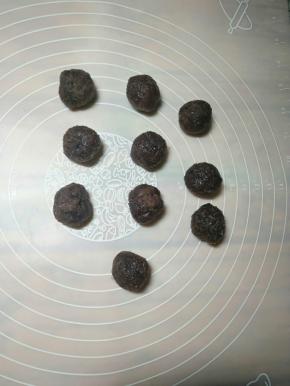豆沙馅分成10份，每个30克。