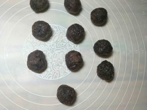 豆沙馅分成10份，每个30克。