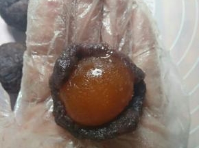 取一份豆沙馅压扁，包入蛋黄，揉圆，每份都依次做好备用。