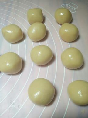 将面团平分10份，揉圆