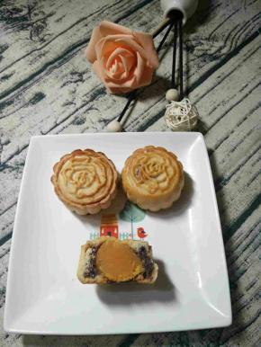 预热烤箱190度，烤制5分钟取出冷却至室温刷蛋液，继续烤制15分钟，表面金黄即可。