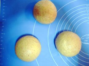 取出发酵好的面团排气，分割三等份，滚圆，盖保鲜膜松驰20分钟；