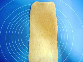 松驰好的面团压扁，擀成长方形；