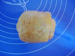 将卷好的面团尾部捏紧；