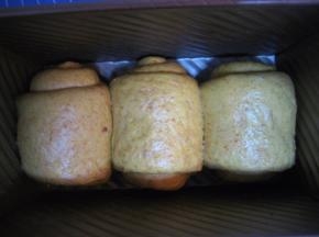 放入吐司模具中，套上保鲜袋进行最后发酵；