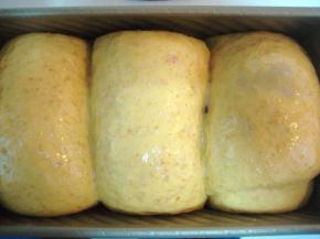 面团发酵至接近满模，表面刷上蛋液；烤箱预热200度，下层，烤35分钟（因配方中加有蛋黄，这个面包上色很快，要及时观察，上色后加盖锡纸；温度和时间要根据自家烤箱情况来定）。