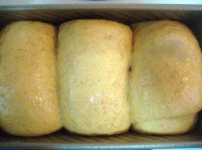 面团发酵至接近满模，表面刷上蛋液；烤箱预热200度，下层，烤35分钟（因配方中加有蛋黄，这个面包上色很快，要及时观察，上色后加盖锡纸；温度和时间要根据自家烤箱情况来定）。