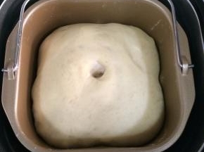 启动发酵功能，面团发至2倍大，手指沾面粉戳孔，不塌陷不回弹即可。