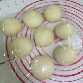 发好的面团取出排气，平均分成8份，滚圆松弛15分钟。（盖好保鲜膜）