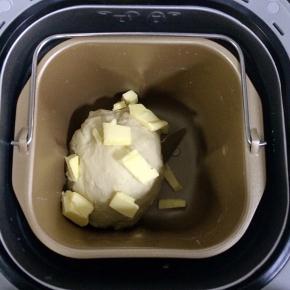 约揉至10分钟，面团成型后加入黄油，继续揉至完全扩展阶段，和面时间全程约45-50分钟。