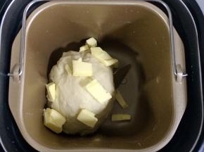 约揉至10分钟，面团成型后加入黄油，继续揉至完全扩展阶段，和面时间全程约45-50分钟。