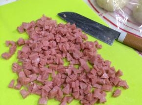 趁面团松弛的时间，把香肠切丁。