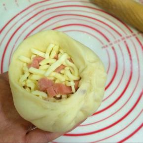 包入香肠芝士碎。