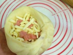 包入香肠芝士碎。
