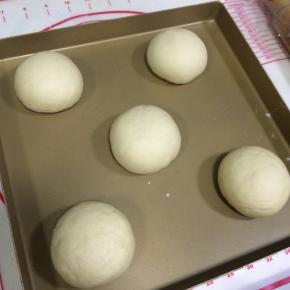 像包包子一样收好口，然后捏紧。