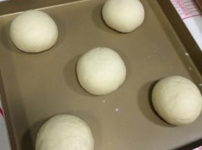 像包包子一样收好口，然后捏紧。