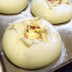 依次整好型，也可以在开口馅料处撒少许黑芝麻。