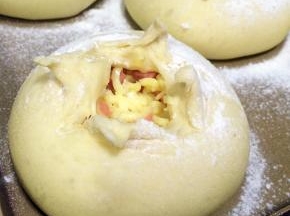 依次整好型，也可以在开口馅料处撒少许黑芝麻。