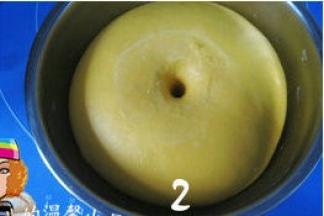 将面团收入容器，盖上保鲜膜，放温暖处发酵至2.5倍大；