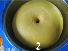 将面团收入容器，盖上保鲜膜，放温暖处发酵至2.5倍大；