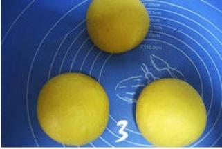 发酵完的面团排气，分割三等份，分别滚圆，盖上保鲜膜松驰15分钟；