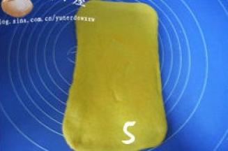 翻面，轻拉面片四角，整成长方形；